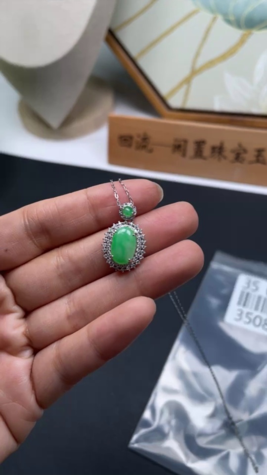 F35080252 Jadeite cabochon inlaid pendant, non-gold setting, total weight approx. 3.42g