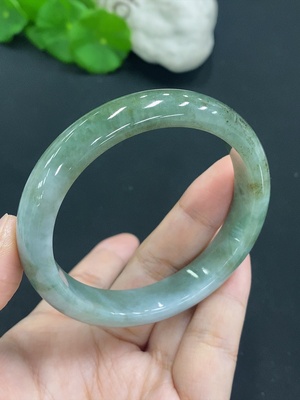 F28192448 翡翠正圈手镯 圈口56.7 货品总重约51.4克