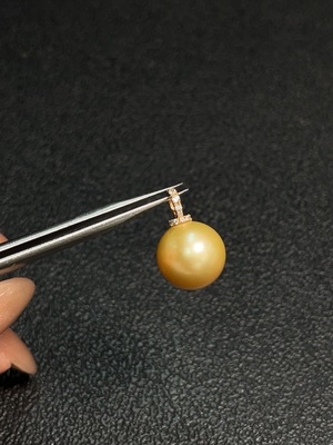 C31657604 Seawater pearl color origin undetermined, non-diamond, 18K gold, total weight approx. 2.39g, size approx. 11.2mm