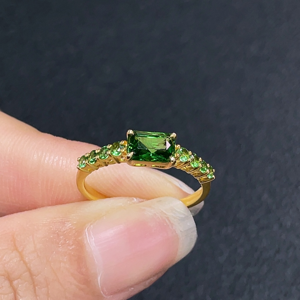 C33868987 18K Gold Garnet Ring Total Weight Approx. 2.24g Size 14.5