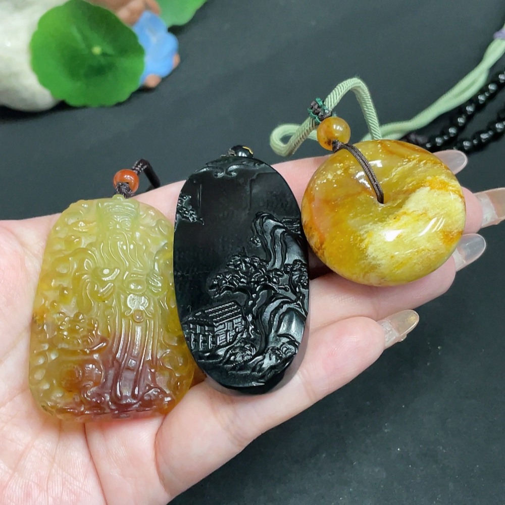 H32804440 Xiuyu (serpentine jade) pendant