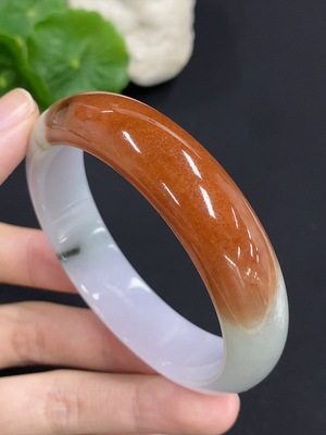 F46552269 翡翠正圈手镯 货品总重量约58克 圈口57 颜色成因未定 含其他矿物质