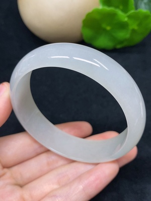 F45336166 翡翠正圈手镯 总重约52.22g 圈口58.3