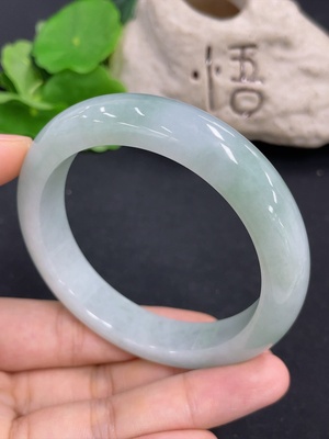 F46515426 翡翠正圈手镯  货品总重约62.5g  圈口56.6