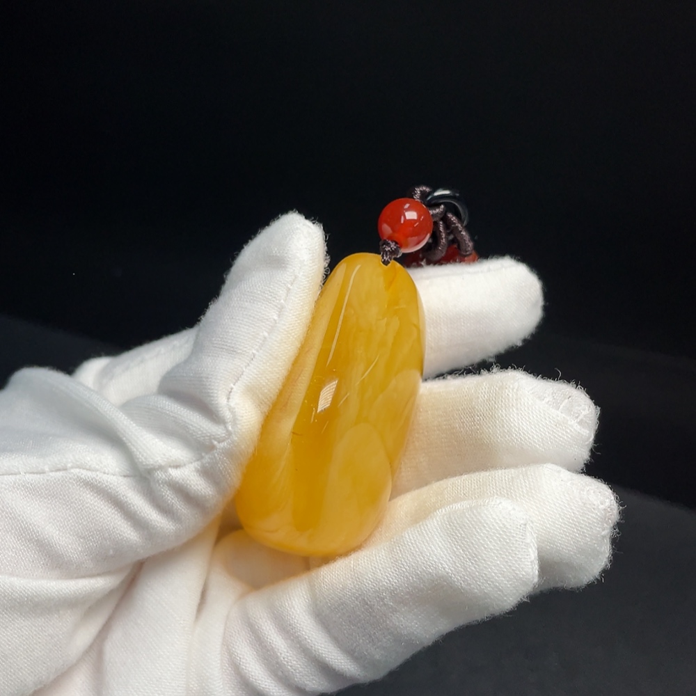 C34040054 Amber Beeswax Pendant with Non-Natural Accent Stones, Total Weight Approx. 25.52g Including Rope