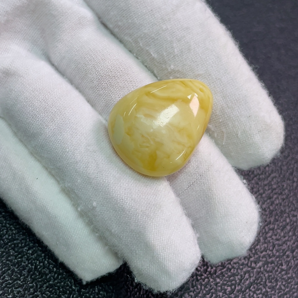 C33891441 Amber Beeswax Pendant, Total Weight Approx. 3.65g