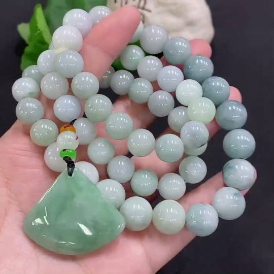 F34962515 Jadeite Freeform Pendant Total Weight Approx. 151.6g (Including Beaded Chain) Non-Jadeite Beads