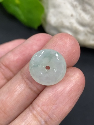 F46597935 翡翠挂件平安扣 货品总约重1.2g