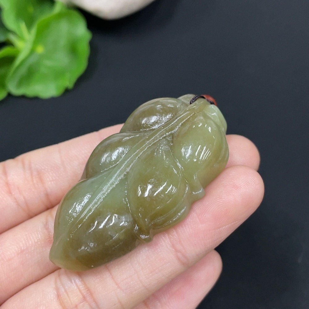 H29325901 Hetian Jade Pendant Leaf with Non-Hetian Jade Beads Total Weight Approx. (Including Cord) 27.1g