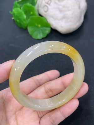 F46551099 翡翠正圈手镯 圈口52.8mm 货品总约重47.18g 颜色成因未定