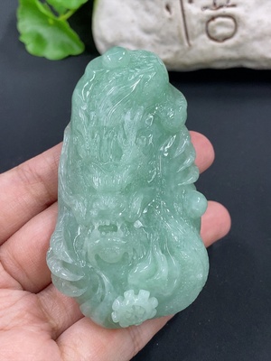 F42973444 翡翠龙牌挂件 货品总重约107.5克
