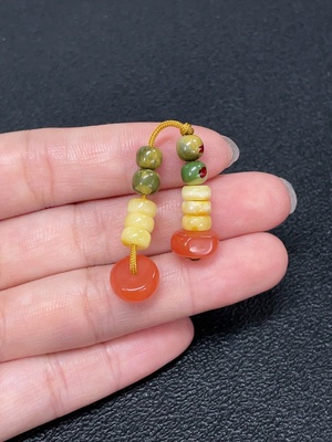 C43161205 琥珀蜜蜡饰品  配石考虑非天然  货品总重约3.22克  卡6-9.8mm左右  配南红玛瑙（可见有机物）