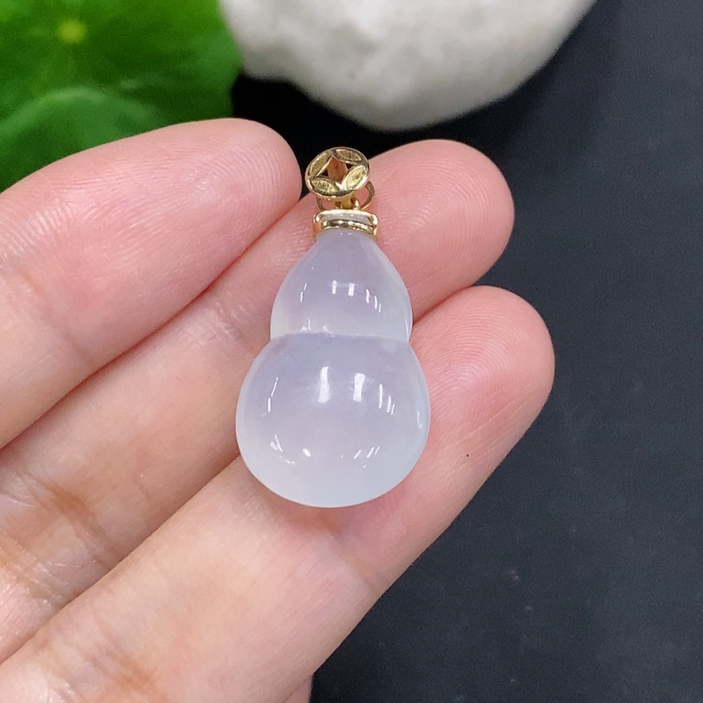 F33905930 Jadeite Gourd Pendant with 18k Gold Clasp, Total Weight Approximately 3.3g