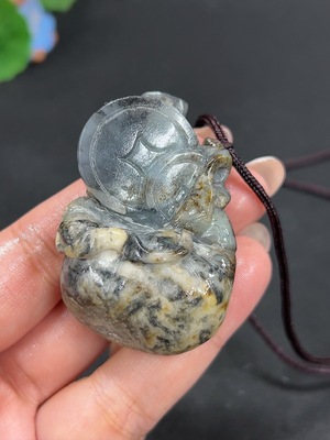 H39678252 和田玉挂件 代代有钱 皮色成因未定 含其他矿物成分 货品总重约【含绳】61.2g