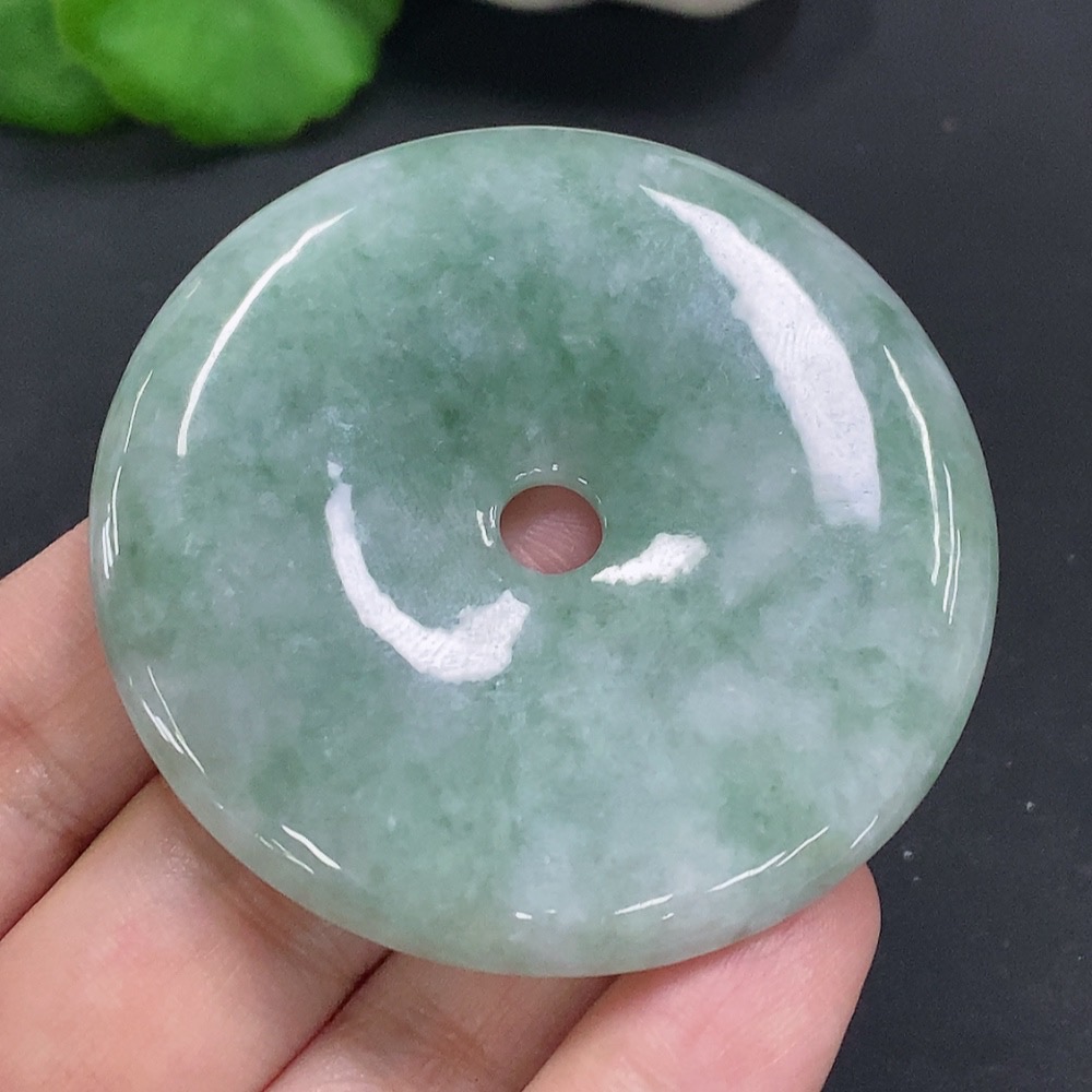 F24832909 JadeitePeace Knot, total weight approx. 43.9g