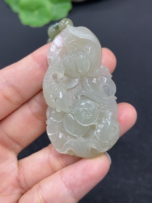 H42961114 和田玉挂件   荷花鱼    货品总重约（含绳）26.5g