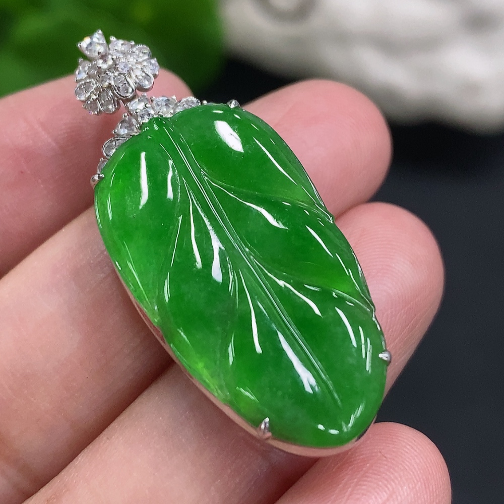 F30568984 Jadeite leaf inlaid pendant 18K gold total weight about 5.9g (with diamond accents)