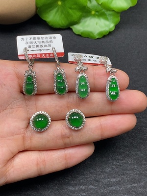 F46581238 翡翠镶嵌耳饰 非金非钻 一手走 总重约10.11g（含纸托/耳塞）