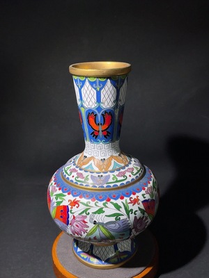 W33842386 Export Period Cloisonné Enamel White Ground Floral Butterfly Pattern Decorative Vase, Miscellaneous
