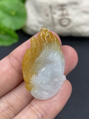 F43178012 翡翠挂件九尾狐 18k 配镶钻石 货品总约重5.75g