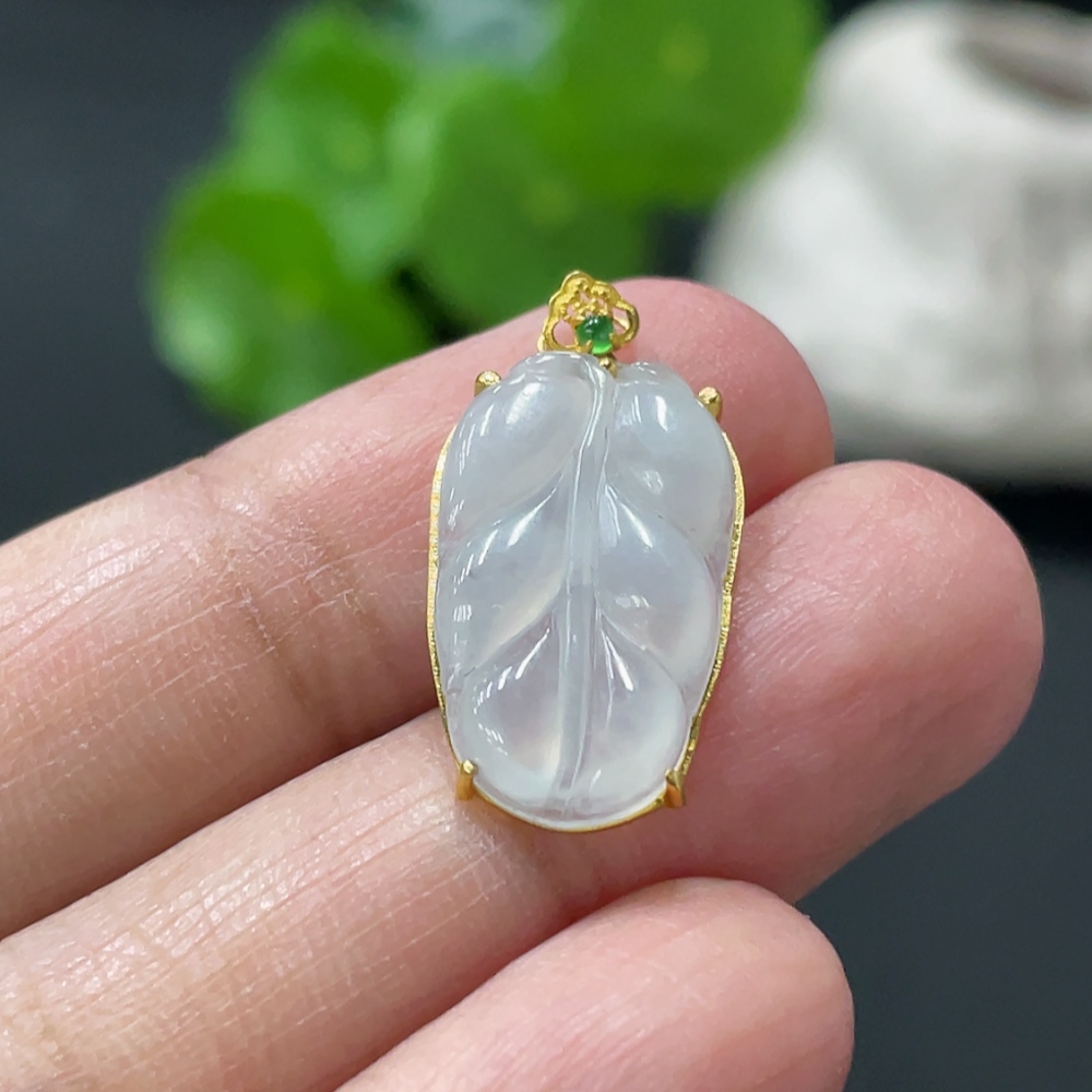 F33909665 Jadeite Leaf Inlaid Pendant 18K Gold Setting Total Weight Approx. 1.29g