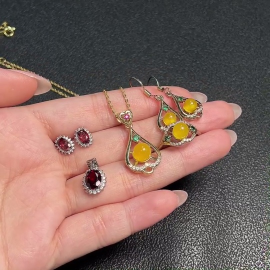 C33921120 Garnet + Amber Jewelry Non-Gold Total Weight Approx. 9.92g Sell as a Lot