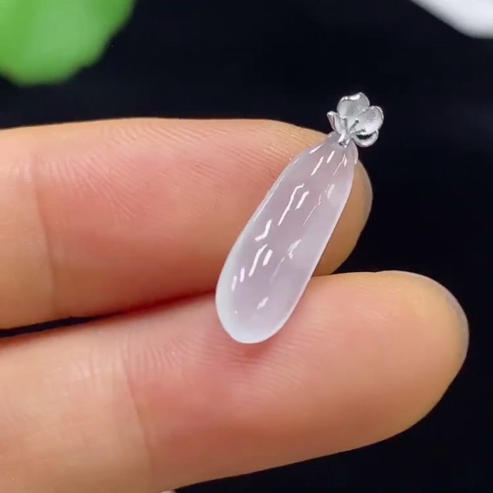 F34044780 Jadeite Fu Bean Pendant 18k Total Weight Approx. 0.6g