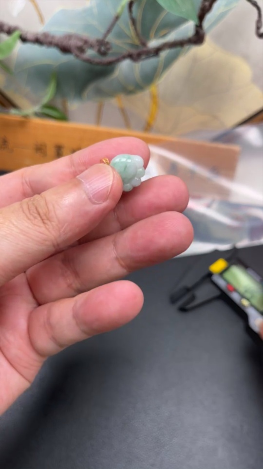 F34076890 Jadeite Pendant with 18K Gold Clasp, Total Weight Approximately 1.26g