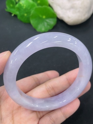 F46551474 翡翠正圈手镯 圈口55.5mm 货品总约重58.42g 含有色抛光粉