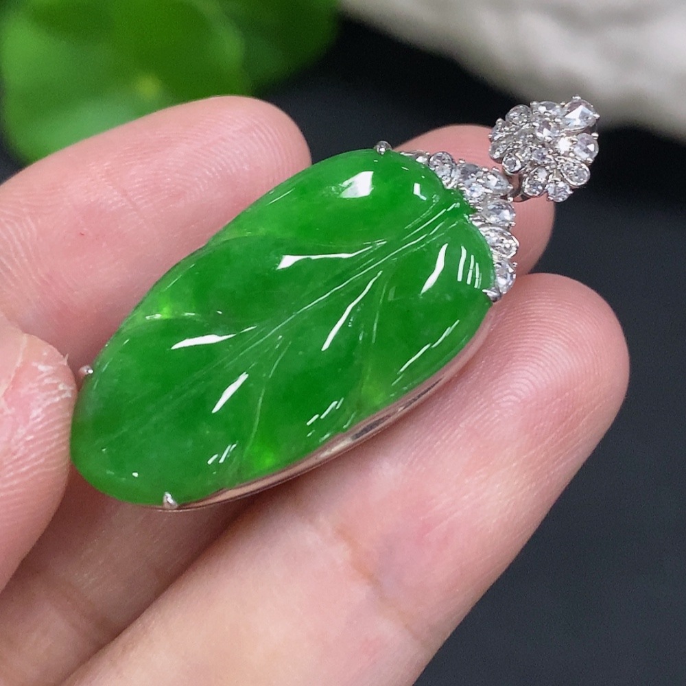 F30568984 Jadeite leaf inlaid pendant 18K gold total weight about 5.9g (with diamond accents)