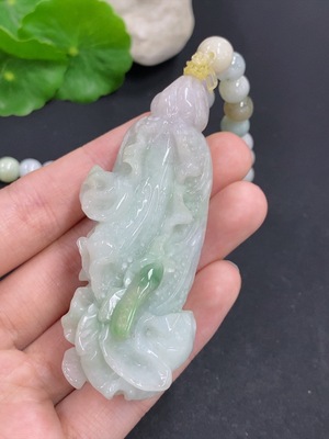 F41926439 翡翠白菜挂件 货品总重量约132.1克（含绳重）蜡多