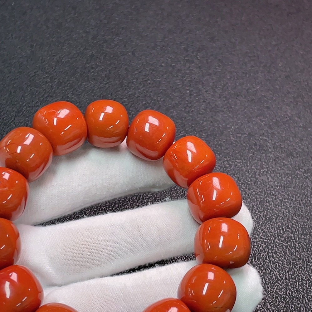 C33851426 Red Agate Bracelet with Visible Organic Matter, Total Weight Approx. 96.89g, Bead Size ~16.9mm
