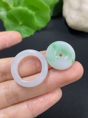 F46585305 翡翠平安扣挂件/指环 一手走 毛货 货品总重约6g