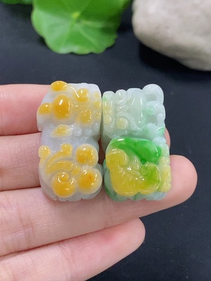 F46600154 翡翠挂件貔貅 一手走 颜色成因未定