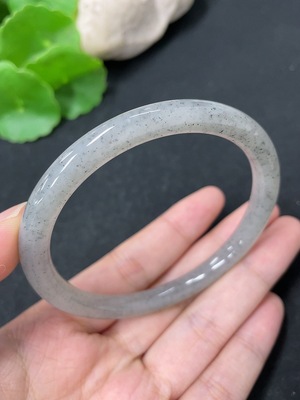 H45464929 和田玉圆条手镯  圈口59.8     货品总重约27.1g