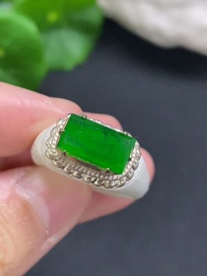 F34050677 Jadeite cabochon, non-gold setting, total weight approximately 8.3 grams