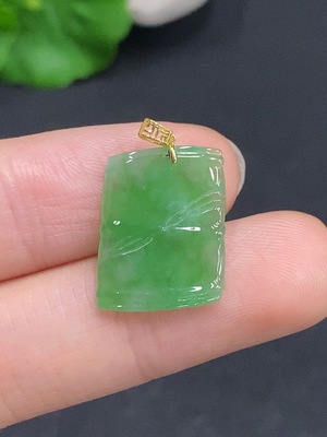 F32807302 Jadeite Pendant with Continuous Ascendancy Design 18k Gold Clasp Total Weight Approximately 1.2g