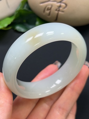 H46529912 和田玉正圈手镯 圈口55.2mm 总重约76.2g