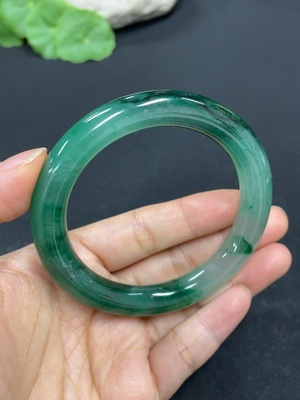 H41868288 非洲翠（独龙玉）圆条手镯    圈口55.7     货品总重约43.7g