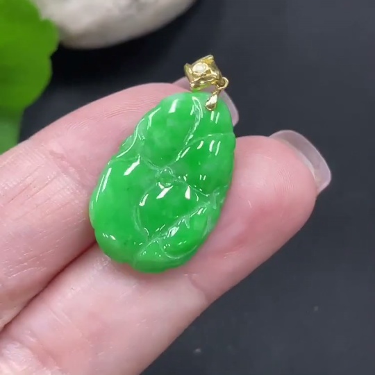F20305246 Jadeite Lotus Leaf Pendant with 18K Gold Clasp, Total Weight 2.254g