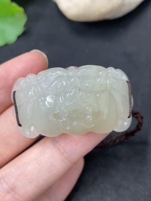 H46574188 和田玉手牌   货品总重约（含绳）18.3g