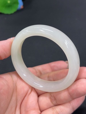 H40748666 和田玉正圈手镯 圈口52.6 货品总重约49.6g