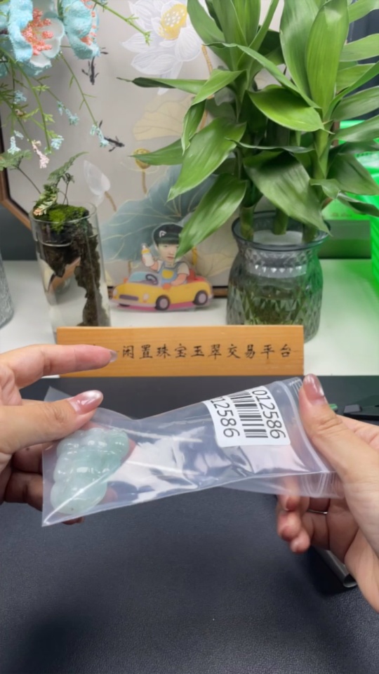 F34012586 Jadeite Guanyin Pendant, Total Weight Approximately 22.6g