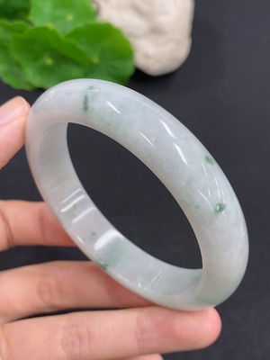 F43164689 翡翠正圈手镯 货品总重量约58克 圈口57.8