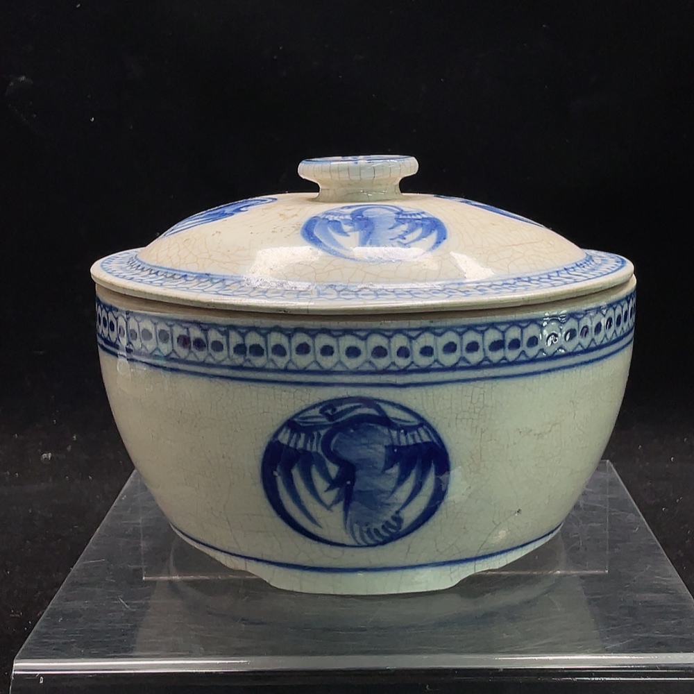 W27078994 Ceramic Blue and White Lidded Box from the Export Period (size as per actual item)