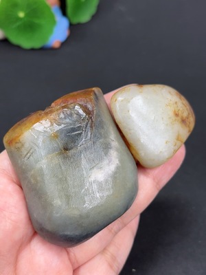 H45444403 和田玉 皮色成因未定 含其他矿物成分 货品总重约119.4g