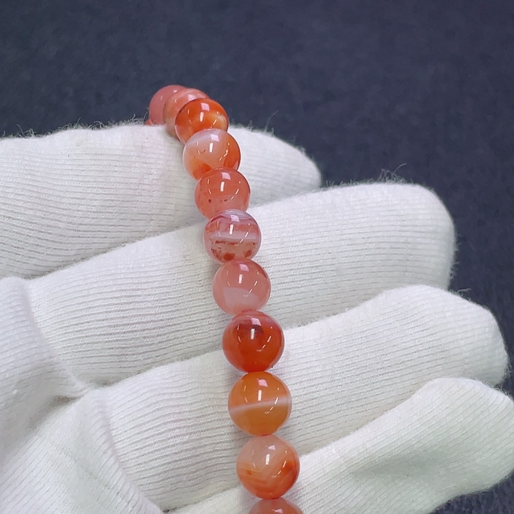 C31618112 South Red Bracelet with Visible Organic Matter, Total Weight Approx. 16.56g, Bead Size About 7.4mm