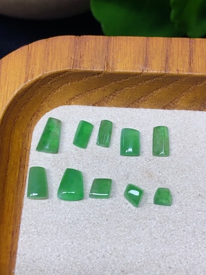 F45335550 翡翠戒面 一手走 总重约0.82g