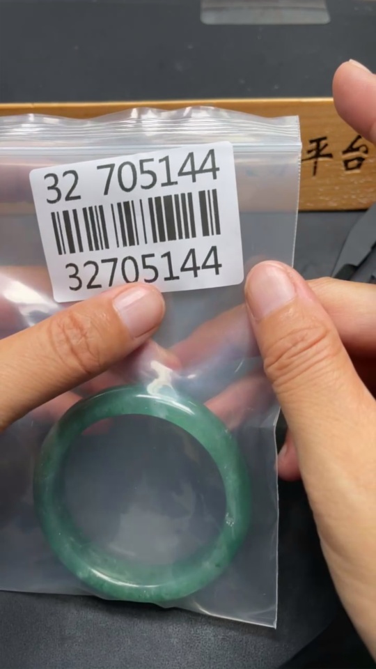H32705144 African Emerald (Dulong Jade) Round Bracelet Size 51.5 Total Weight Approx. 38.8g