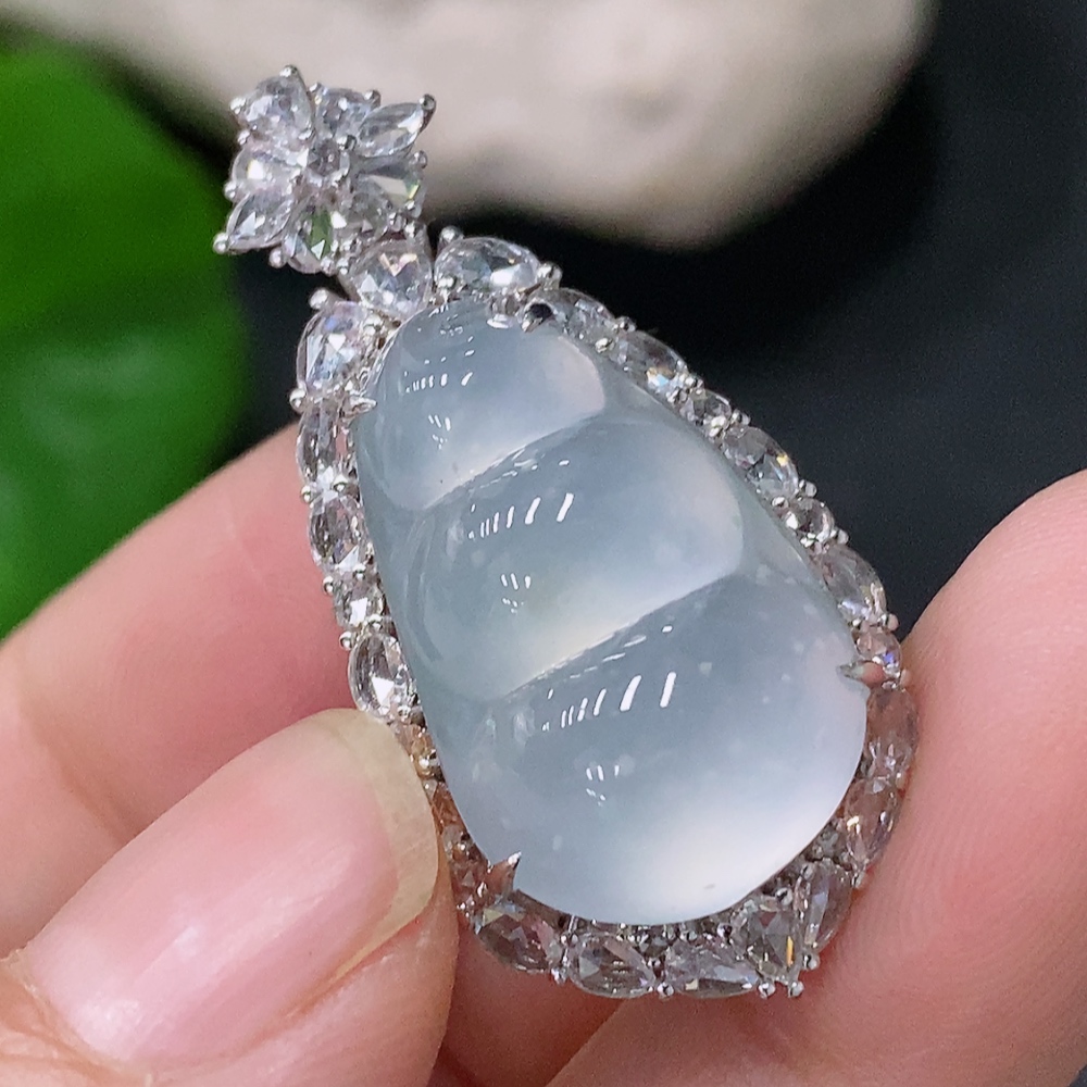 F33912634 Jadeite Mung Bean Pendant with 18k Gold and Diamond Accents, Total Weight Approx. 6.25g